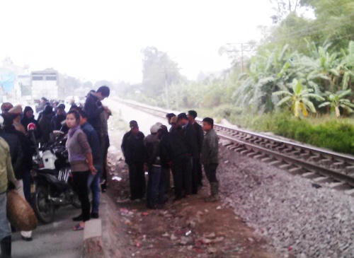 Nghe điện thoại trên đường ray, cô gái bị tàu tông chết